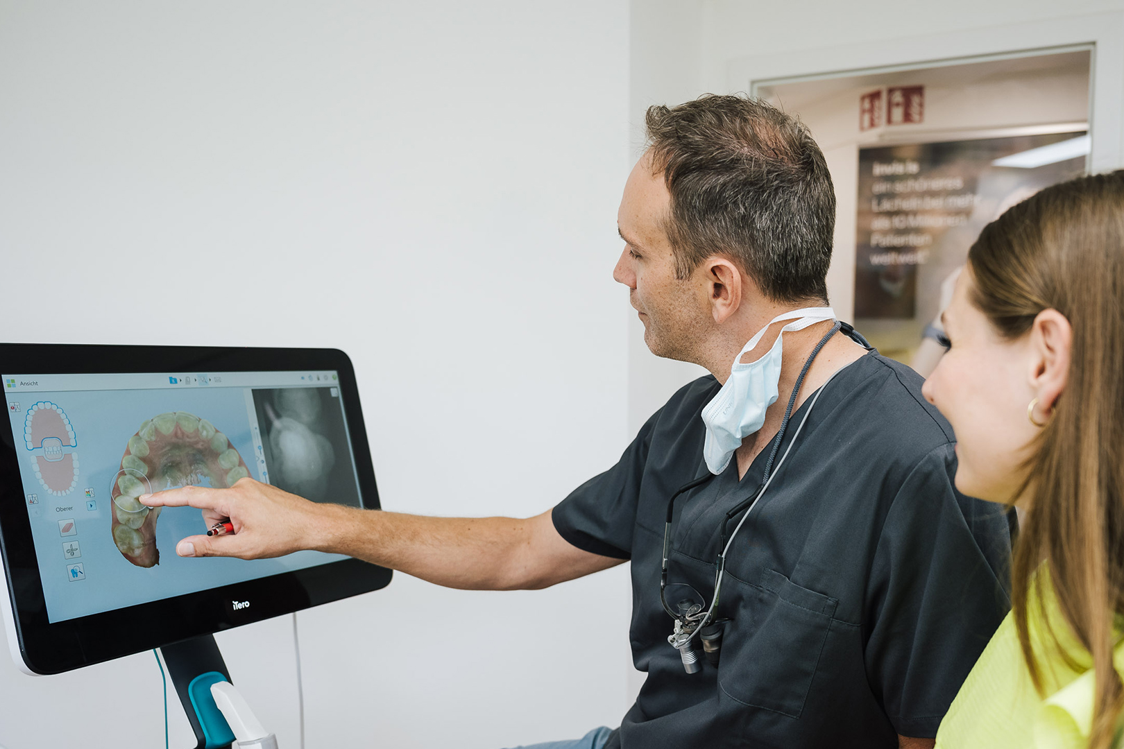 Dr. Ronaldo Lenz Zahnarzt von Cambradent und eine Patientin im Gespräch